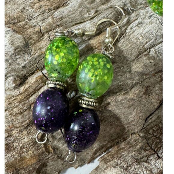 Handmade Purple and Green Resin and Glitter Bracelet and Dangle Earring set - Picture 4 of 7